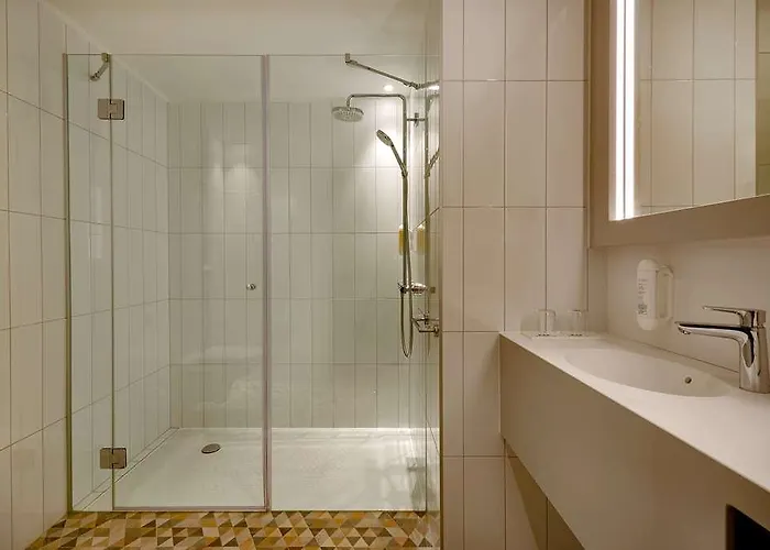 Hotel H+