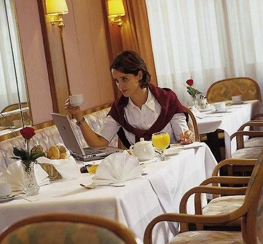 Hotel H+